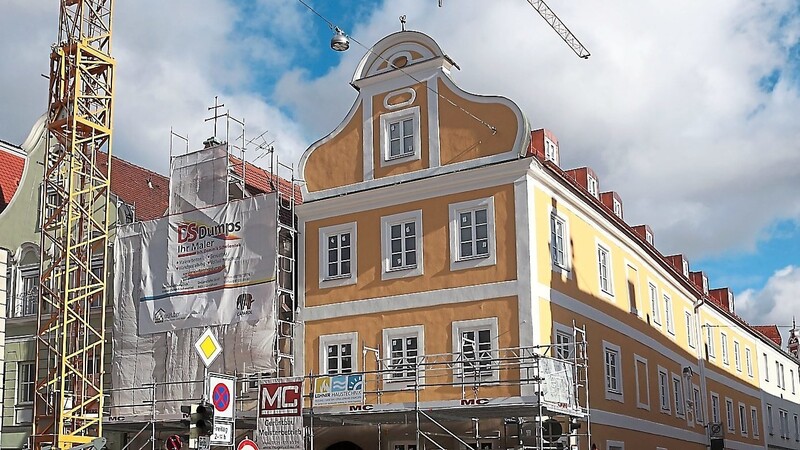 2020 wurde die Sanierung des Firmerbräu in der Neustadt angepackt: Hausnummer 523 (rechts im Bild) ist nahezu fertig, heuer wird die 524 daneben saniert. Von einer "erfreulichen Entwicklung in der Neustadt" ist in der Sitzungsvorlage des Bausenats zu lesen.