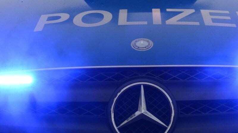Die Polizei sucht nach zwei Unbekannten, die in Passau einen Mann attackiert haben sollen (Symbolbild).