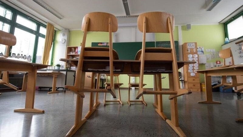 Ein leeres Klassenzimmer an einer Grundschule. (Symbolbild)