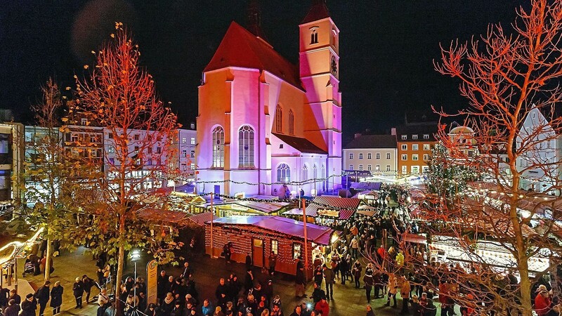 Seit mehr als 200 Jahren erfreuen sich die Besucher an dem traditionsreichen Christkindlmarkt rund um die Neupfarrkirche in der Regensburger Altstadt.