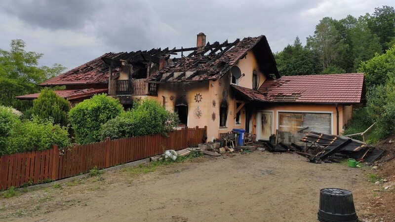 Der Brand, ausgelöst durch eine defekte Kaffeemaschine, hat das Haus der Familie komplett zerstört.