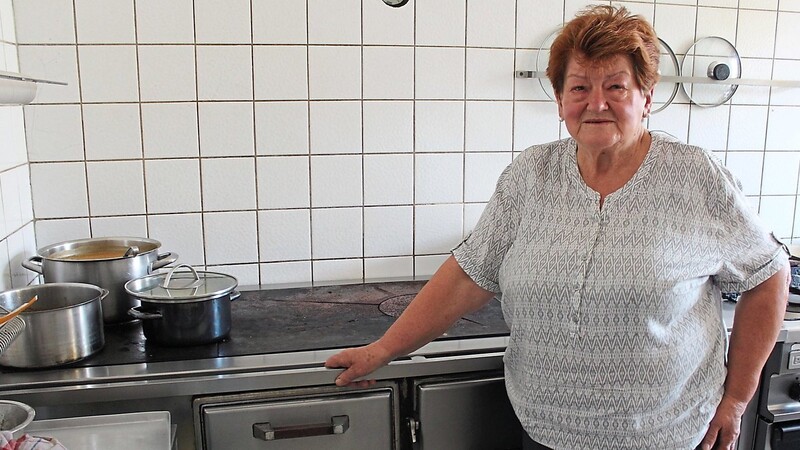Ein halbes Jahrhundert waren Küche, Gast- und Nebenzimmer wie auch der Biergarten der Bahnhofswirtschaft das Reich von Christa Reitberger. Nun geht sie mit 75 Jahren in den wohlverdienten Ruhestand.