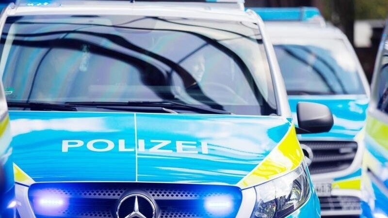 Polizeieinsatz in der Nacht auf Sonntag in Eggenfelden (Kreis Rottal-Inn): Zwei Asylbewerber sind mit Glasflaschen aufeinander losgegangen. (Symbolbild)
