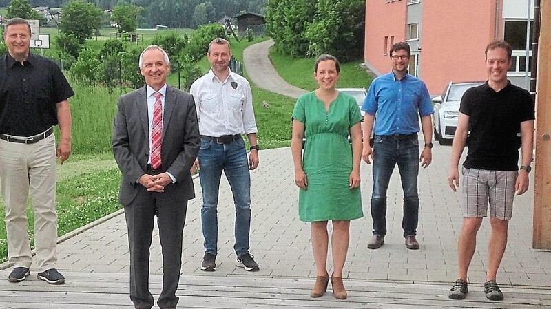 Thomas Gollwitzer (3. von links) geht in den wohlverdienten Ruhestand. Das Aktionsbündnis Künisches Gebirge verabschiedete den Behördenleiter.