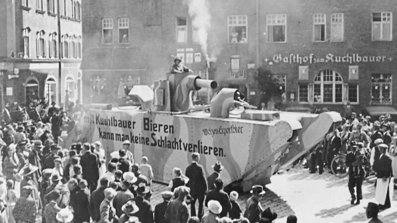 Beim Gillamoos 1935 kam der Kuchlbauer-Brauereiwagen unter Hinweis auf den italienisch-abessinischen Konflikt mit einem Panzerwagen daher.