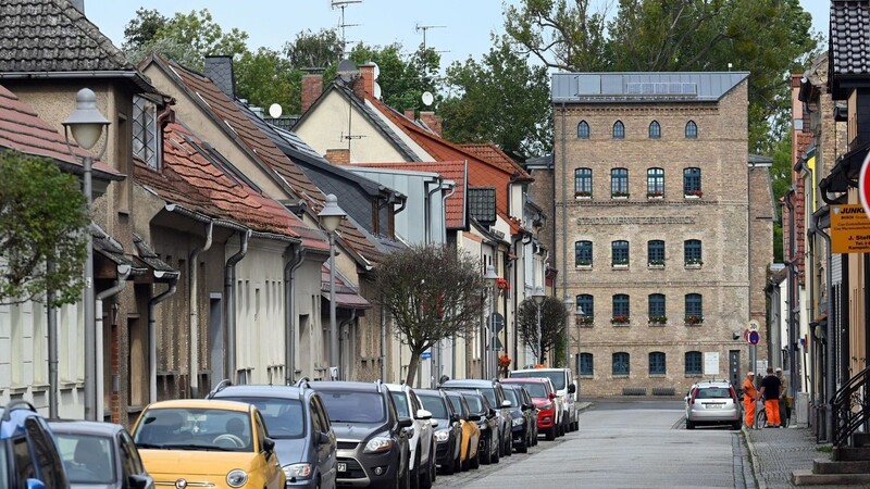 Die Innenstadt im brandenburgischen Zehdenick. Beim Kauf von Wohneigentum auf dem Land sparen Verbraucher im Schnitt fast ein Drittel des Kaufpreises.