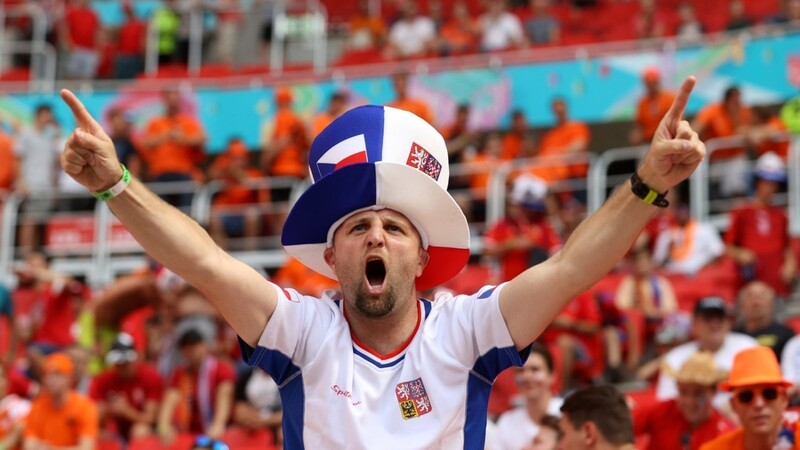Ein tschechischer Fan jubelt über das Weiterkommen seiner Nationalmannschaft vor holländischen Fans.