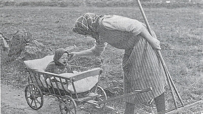 1925: Großmutter kümmert sich um die Kinder und spendet Trost.