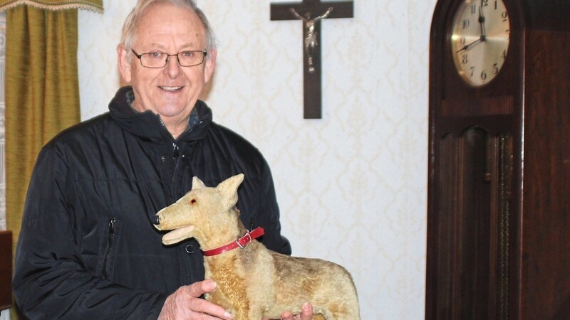 Willi Zölch mit Hund Arco. Dank des Puppenmuseums Solingen hat er wieder Ohren.