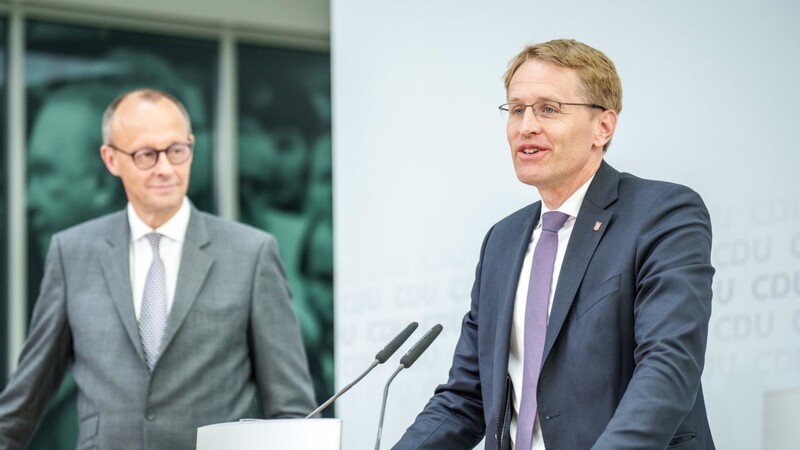 Daniel Günther (r.), Ministerpräsident von Schleswig-Holstein, und CDU-Bundesvorsitzender Friedrich Merz analysieren die Wahl.