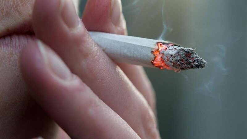 Beim Rauchen einer Zigarette wurden zwei Frauen in Landshut beinahe von einem Stuhl getroffen. (Symbolbild)