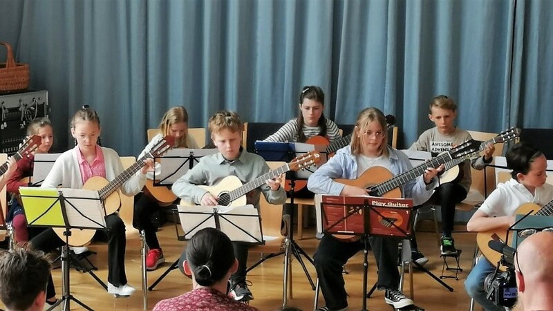 Hochkonzentriert präsentierte sich das Juniororchester an den Gitarren.