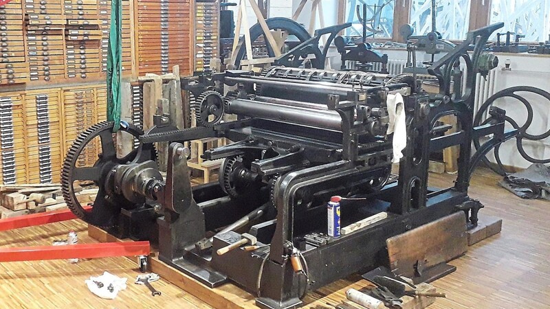 Etwa 100 Jahre ist die Stoppzylinder-Schnellpresse der Würzburger Firma Koenig und Bauer alt. Jetzt hat sie in der Druckwerkstatt des Kunstbetriebs eine neue Heimat und Verwendung bekommen.