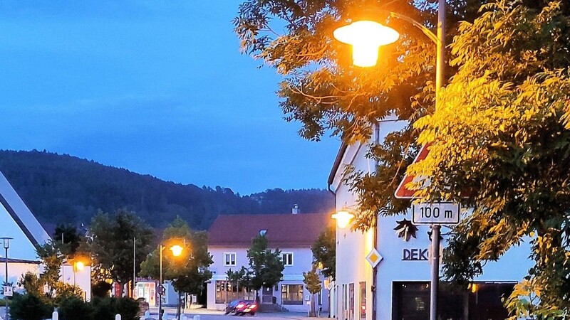 Strom sparen bei der Straßenbeleuchtung: Die Straßenlampen in Miltach erhalten neue LED-Leuchtkörper.