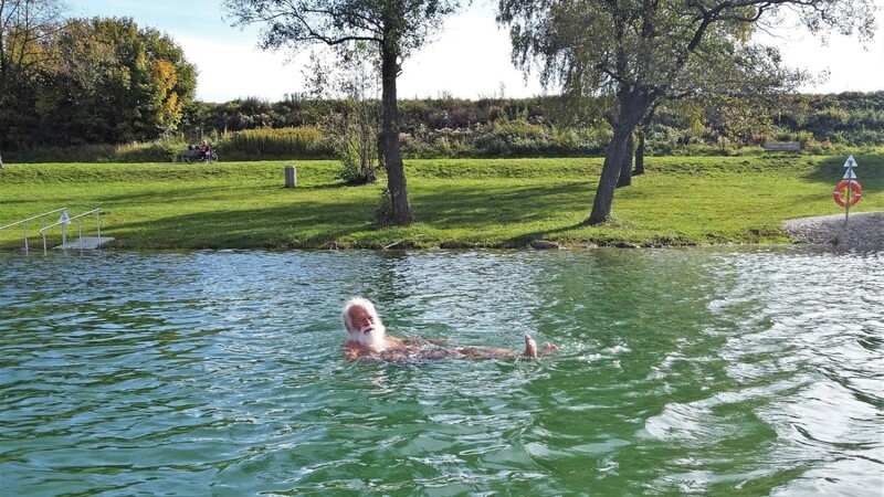 Der Fraunberger Werner Kalinetz schwimmt im Thenner See, trotz einer Wassertemperatur von nur elf Grad .