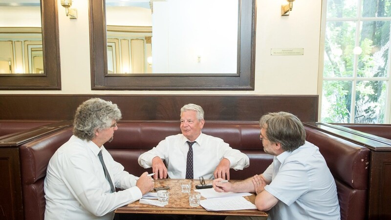 Beliebter Politiker-Treff in Berlin: Im Café Einstein sprechen Stefan Lange (l.) und Rudi Wais (r.) mit einem gut gelaunten Alt-Bundespräsidenten Joachim Gauck.