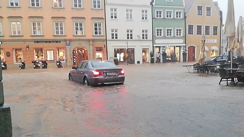 Die Obere Altstadt am Abend des 29. Juni: Das Unwetter hat auch in Stadt und Landkreis Landshut erhebliche Schäden verursacht. Die Betroffenen sollen Soforthilfe beantragen können, sagt Hubert Aiwanger.
