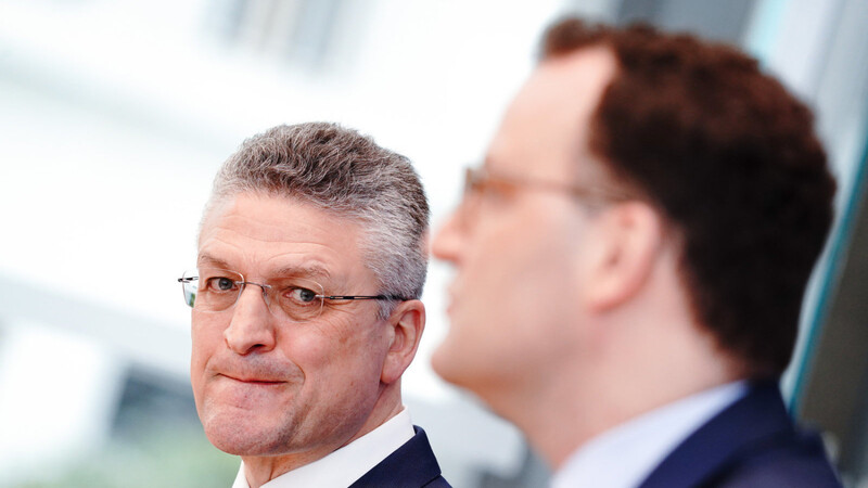 Jens Spahn (r.), Bundesminister für Gesundheit, und Lothar Wieler, Präsident des Robert-Koch-Instituts, geben eine Pressekonferenz zur Corona-Lage vor Ostern.