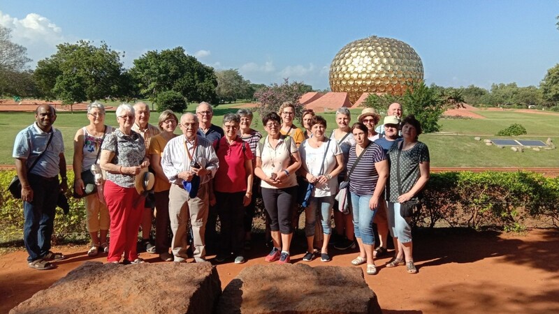 Die Reisegruppe vor der goldenen Kugel des Matrimandir in Auroville.