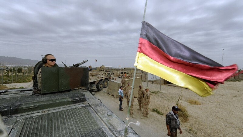 Bundeswehrsoldaten sichern am 04.06.2009 bei Masar-i-Scharif einen Konvoi ab.