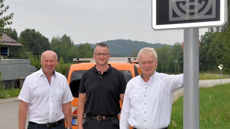 Der Vorsitzende der Gebietsverkehrswacht Bogen MdB Alois Rainer (rechts), stellvertretender Bauhofleiter in Bogen Markus Heilmann (Mitte) und Bürgermeister Fritz Schötz nehmen neue Geschwindigkeitswarnanlage in Haibach in Betrieb.