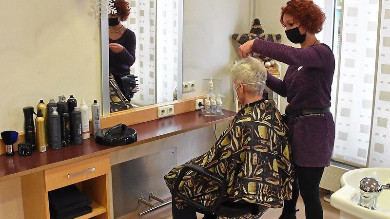Kerstin Lampoltshammer darf nun weiterhin den Kunden in ihrem Salon die Haare schneiden.