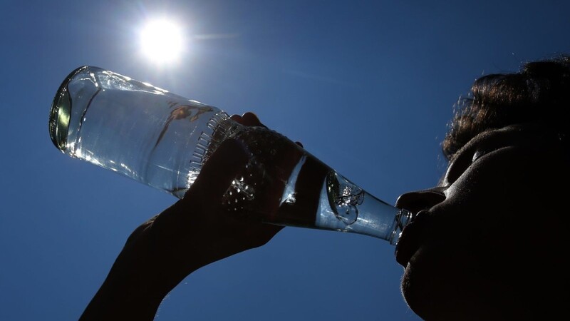 Nicht zu kaltes Mineralwasser ist ein idealer Durstlöscher, wenn die Sonne brennt.