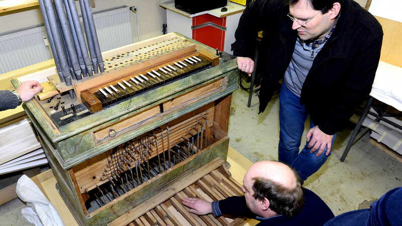 In der Orgelwerkstatt von Michael Jocher (Peiting) offenbarte die Gadener Orgel ihr größtes Geheimnis: die Windlade aus dem späten 16. Jahrhundert.