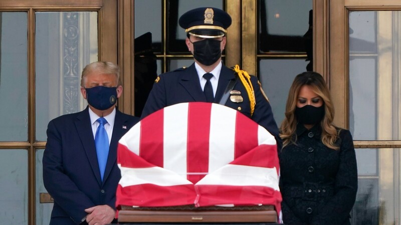 US-Präsident Donald Trump (l.) und seine Frau Melania erweisen der verstorbenen Verfassungsrichterin Ruth Bader Ginsburg die letzte Ehre.