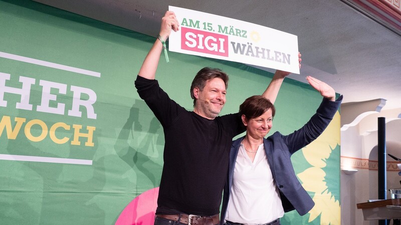 Robert Habeck kam nicht nur als Hauptredner nach Landshut, sondern (zum bereits zweiten Mal) auch als Wahlhelfer für OB-Kandidatin Sigi Hagl.