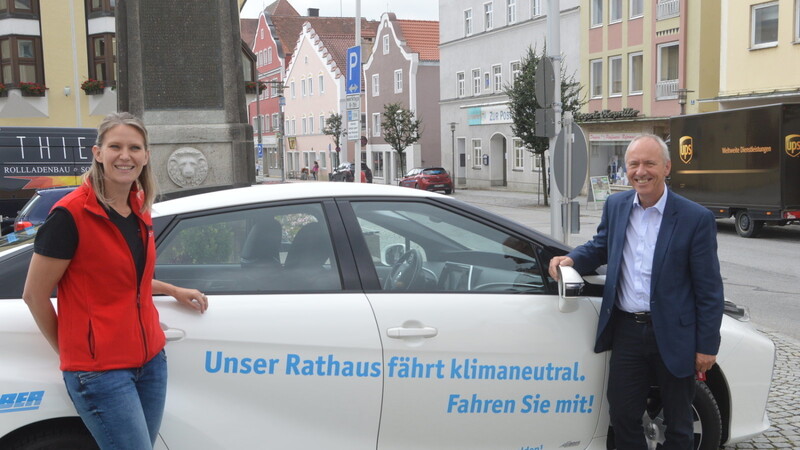 Das wasserstoffbetriebene Auto kann kostenlos zur Probe gefahren werden, hier mit Bürgermeister Josef Reff und Claudia Thomsen vom Autohaus Schober.