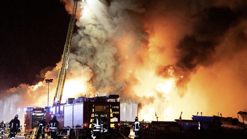 In Tittling ist am Montagabend eine Lagerhalle mit Fahrzeugen in Brand geraten.