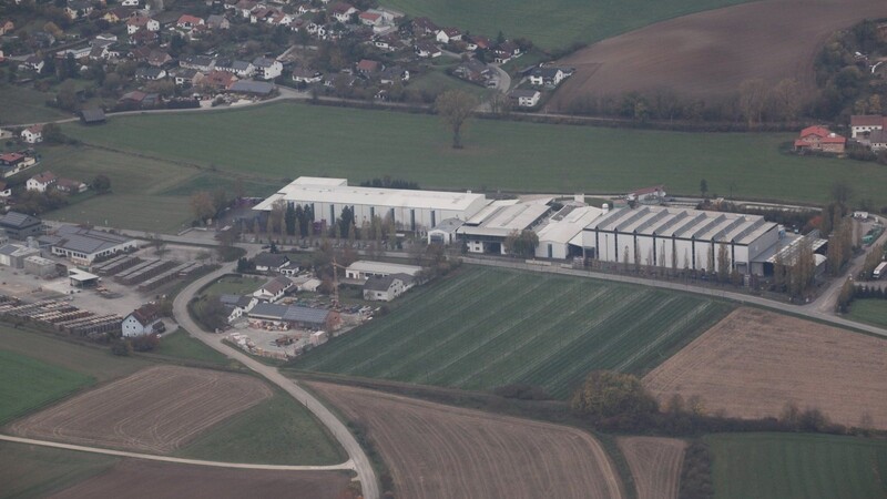 Im April 2020 hat die Firma Brandl den Standort in Pfeffenhausen aufgegeben. Nun will Leipfinger-Bader dort wieder ein produzierendes Gewerbe ansiedeln und das Gelände weiter nutzen.