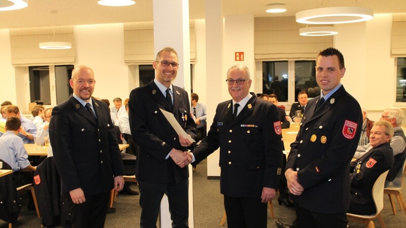 Für 25 Jahre aktiven Dienst erhielt Helmut Eichstetter das Feuerwehr-Ehrenzeichen vom Freistaat Bayern.