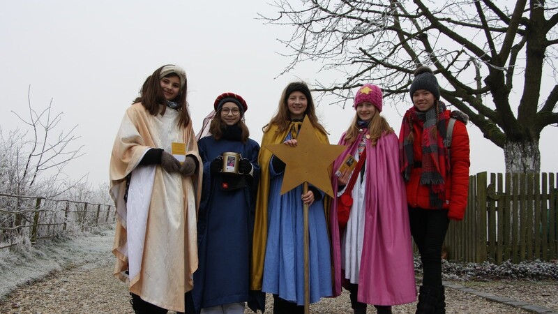 Voller Einsatz bei eisiger Kälte (v.l.): die Sternsinger Selina, Selma, Julia, Emma und Nina.