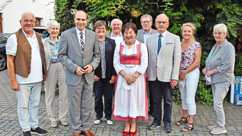Die neue Vorsitzende der Senioren-Union im Landkreis Kelheim, Renate Strehle (Mitte, mit Dirndl), stellte sich mit ihrem Team und MdB Florian Oßern (3. v. l.) zum Erinnerungsbild.