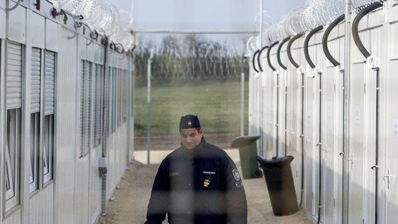 Ein ungarischer Polizist patrouilliert durch ein Lager für Asylsuchende an der Grenze zu Serbien.