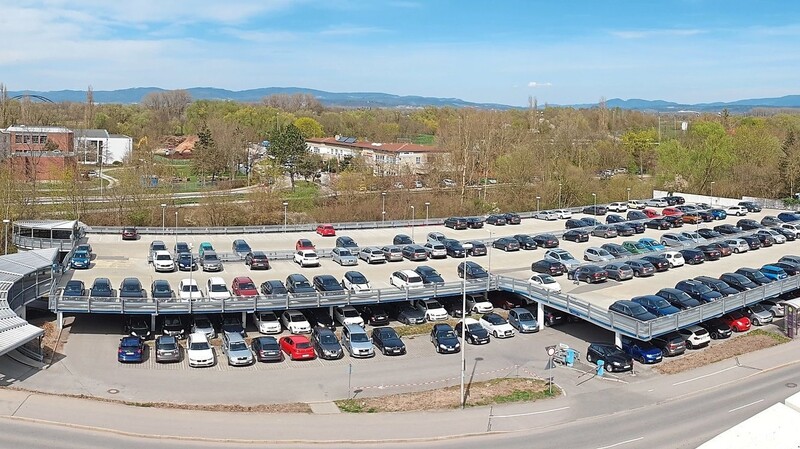 Das Parkdeck am Klinikum wird im Mai weichen. Ende 2021 soll der Ersatzbau stehen und 270 Parkplätze mehr als bisher bieten.