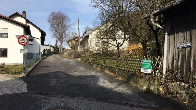 "Durchfahrt verboten" statt "Herzlich willkommen": So empfängt die Gemeinde Runding auswärtige Besucher der Burgruine.