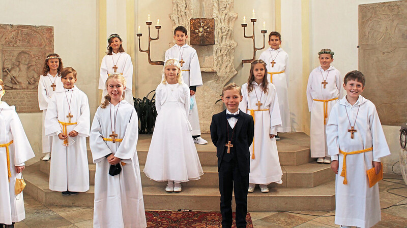 Sechs Mädchen und sechs Buben empfingen in der Pfarrei Sandelzhausen die Erstkommunion.