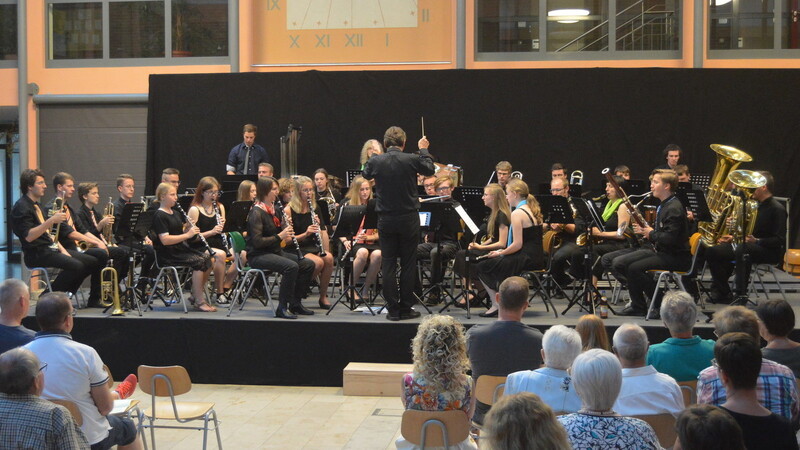 Den zweiten Teil des Abends bestritt das Symphonische Blasorchester in elegantem Schwarz.