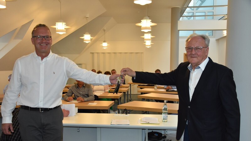 Mit Sicherheitsabstand übergab Albert Morasch (rechts) die Schlüssel an Markus Huber, seinem Nachfolger als VG-Vorsitzender.
