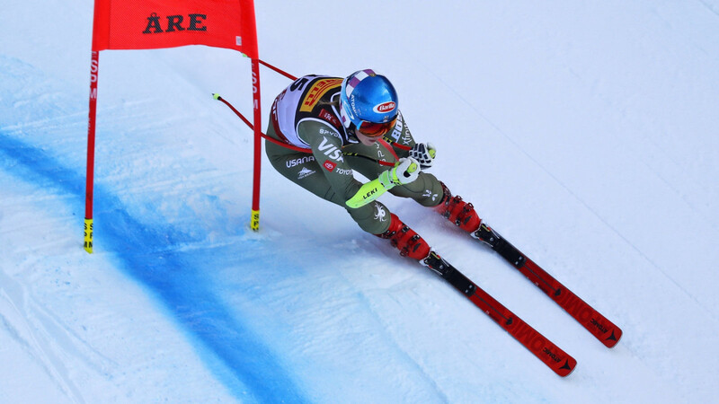"Sie fährt in einer anderen Dimension, in ihrer eigenen Dimension", sagt Vreni Schneider, die einstige Ski-Königin aus der Schweiz, über US-Superstar Mikaela Shiffrin, die schon WM-Gold im Super-G geholt hat.