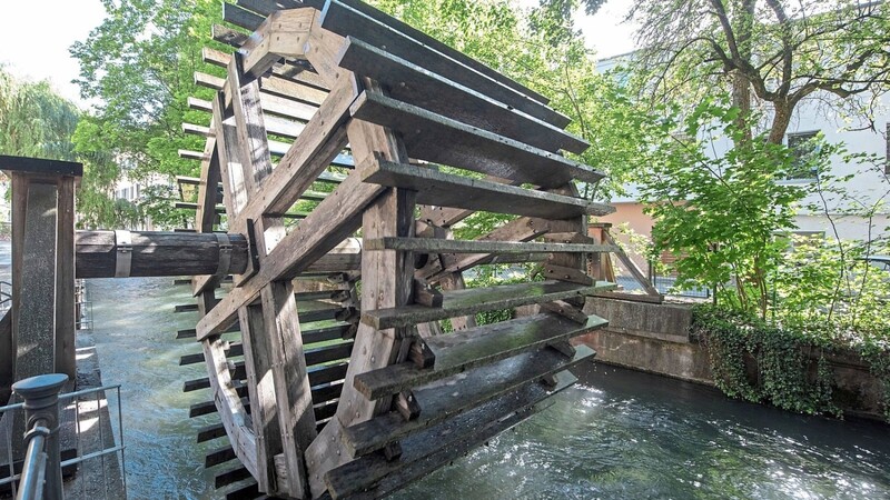 Wasser auf den Mühlen Augsburgs: Am Schwalllech dreht sich ein Wasserrad. Die historische Wasserversorgung der Stadt wurde in das Unesco-Weltkulturerbe aufgenommen.