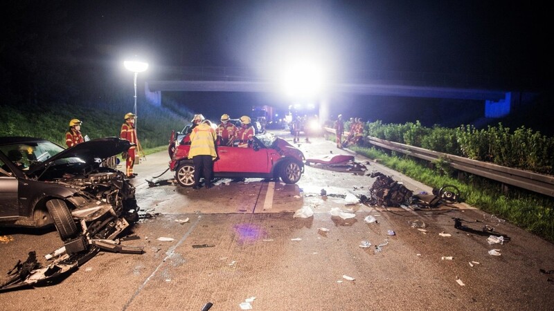 Bei einem Unfall Donnerstagnacht auf der Autobahn A93 bei Abensberg (Kreis Kelheim) wurden fünf Menschen verletzt, vier davon schwer.