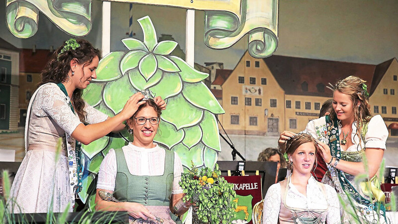 Feierliche Krönung der Hallertauer Hopfenkönigin im August 2019 (v.l.): Katharina Maier, Theresa Hagl, Lisa Widmann und Maria Kirzinger.