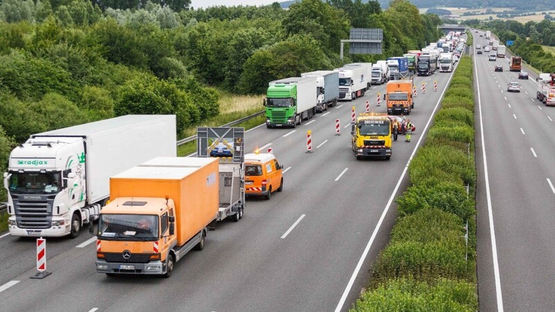 Nach einem schweren Unfall bei Lauenau musste die A2 fast 24 Stunden lang gesperrt werden. Lasterfahrer nutzten den Stau, um zu schlafen.