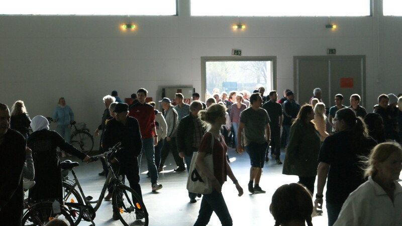 Rund 200 Menschen stürmten um Punkt 17.30 Uhr die Ausstellungshalle A.
