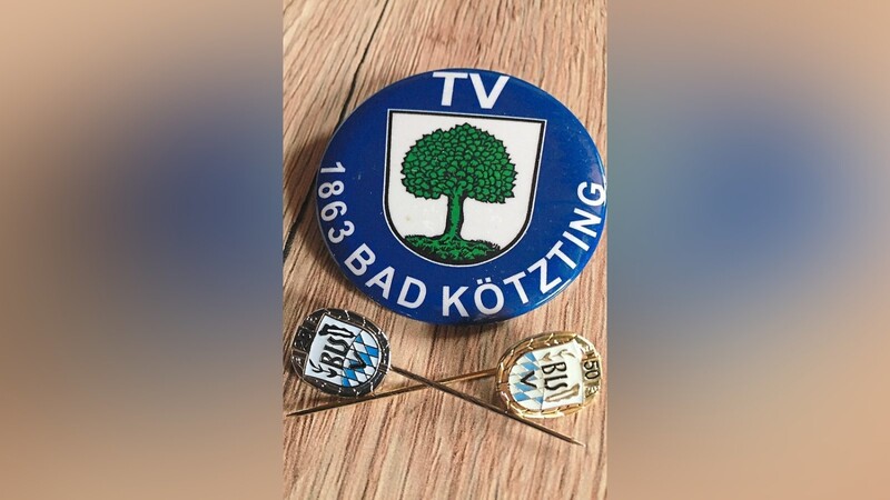 Das zu den Ehrennadeln beigefügte Gratulationsanschreiben grüßt den Sportkameraden und gratuliert im Namen des BSLV und des TV 1863 Bad Kötzting zum besonderen Jubiläum.