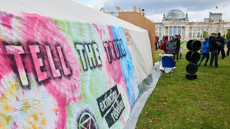 Umweltschützer der Gruppe Extinction Rebellion protestieren vor dem Reichstag in Berlin. Nicht nur sie halten das Klimaschutzpaket der Bundesregierung für völlig unzureichend.